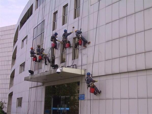 鄭州玻璃幕牆(qiáng)清洗 鄭州玻璃幕牆清(qīng)洗