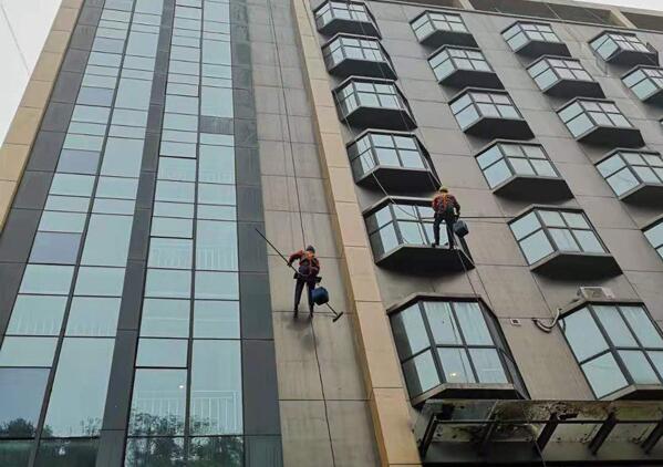 鄭州玻璃幕牆清(qīng)洗 鄭州玻璃幕牆清洗