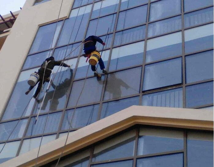鄭州玻璃幕(mù)牆(qiáng)清洗 鄭州(zhōu)玻璃幕牆清洗